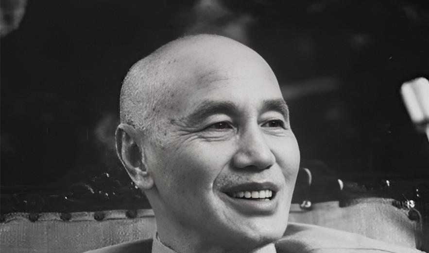 1949年，蒋介石下密杀令，卢汉盯着电报发愁，突然管家喊了一句：“谁挂的字画，反