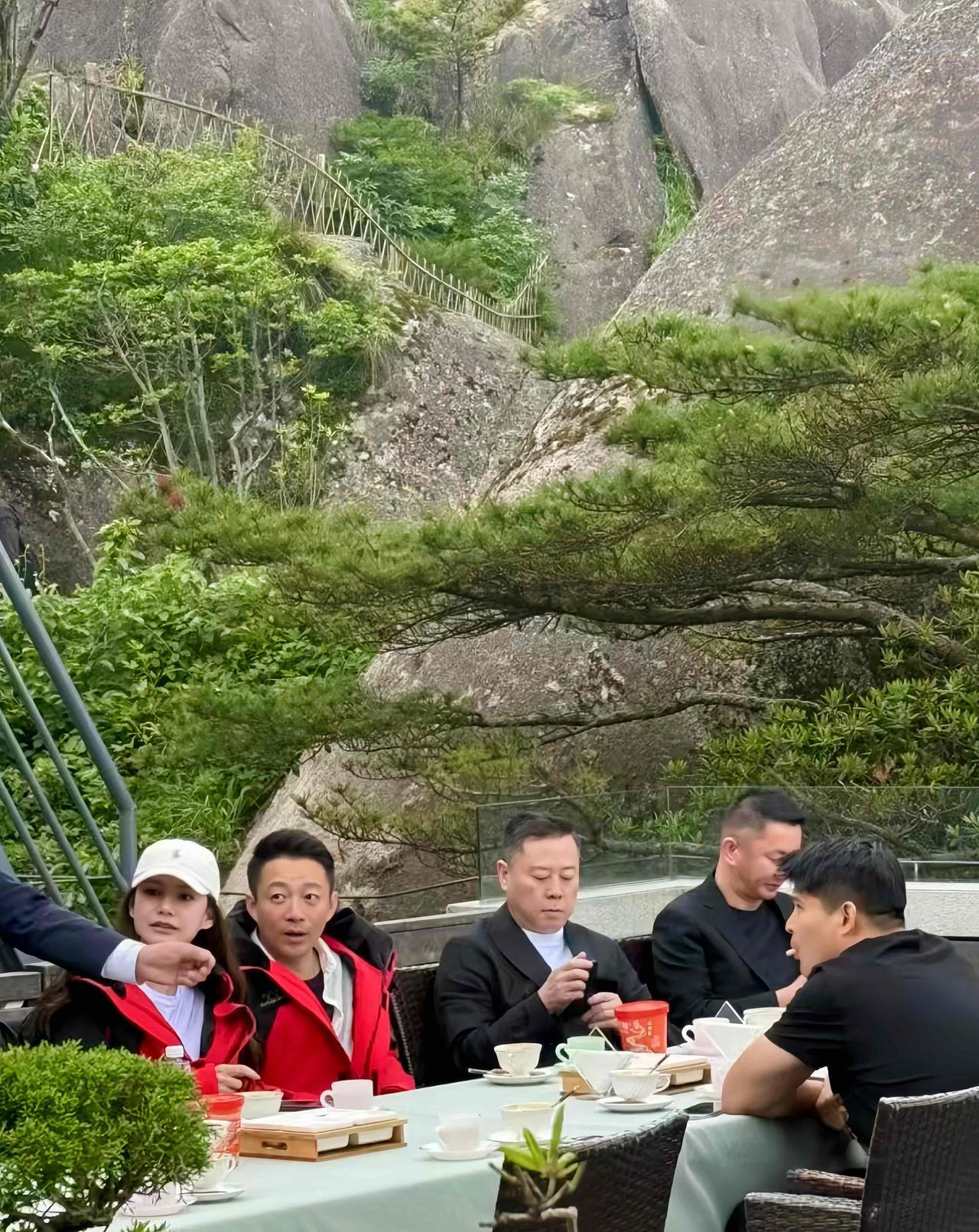 昨天，汪小菲与马筱梅现身合肥，参加自家店开业典礼。今天就有网友在黄山偶遇夫妻俩