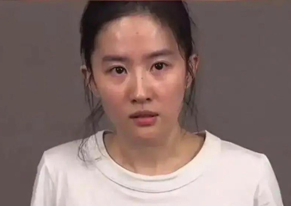 都说岁月从不败美人，但最近大家讨论卸了妆的刘亦菲，才发现岁月其实对所有人都公平。