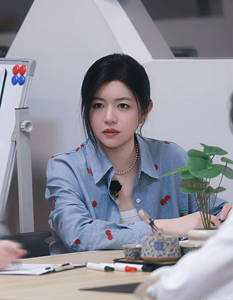 陈妍希完全没有妈妈的成熟厚重感，蓝色刺绣衬衫搭配短裤，时髦清爽超减龄。