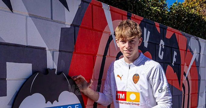 瓦伦西亚当地自媒体ESPORTBASEMedia曼联在争夺18岁西班牙中后卫乌