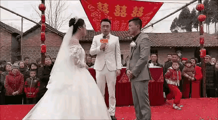 婚礼本是浪漫幸福的时刻，可有时候也会闹出让人意想不到的幺蛾子。之前看到个视频，司