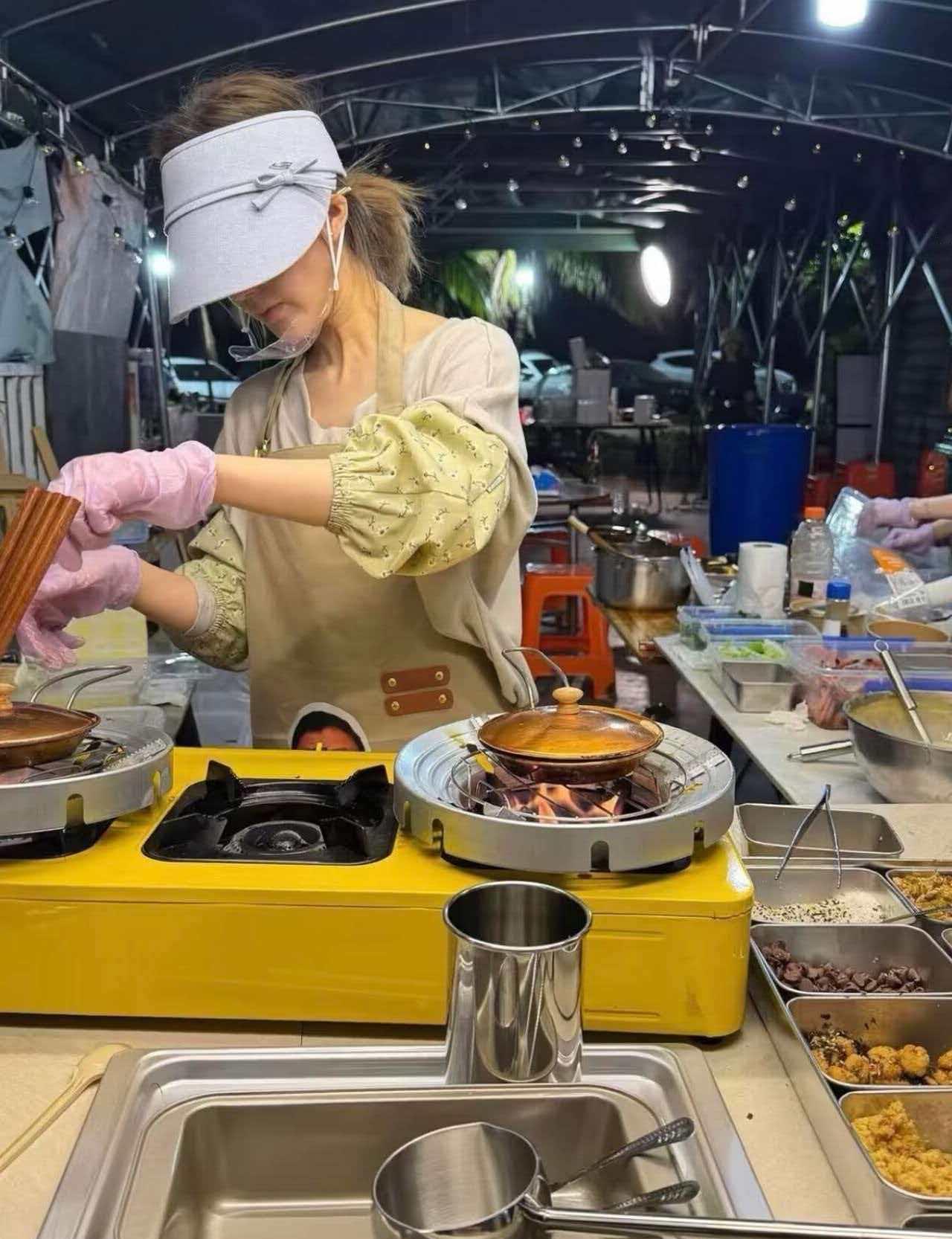 娱乐圈的估值体系，被一个7块钱的蛋烘糕，彻底干碎了。赵露思没跟你谈剧本。她直