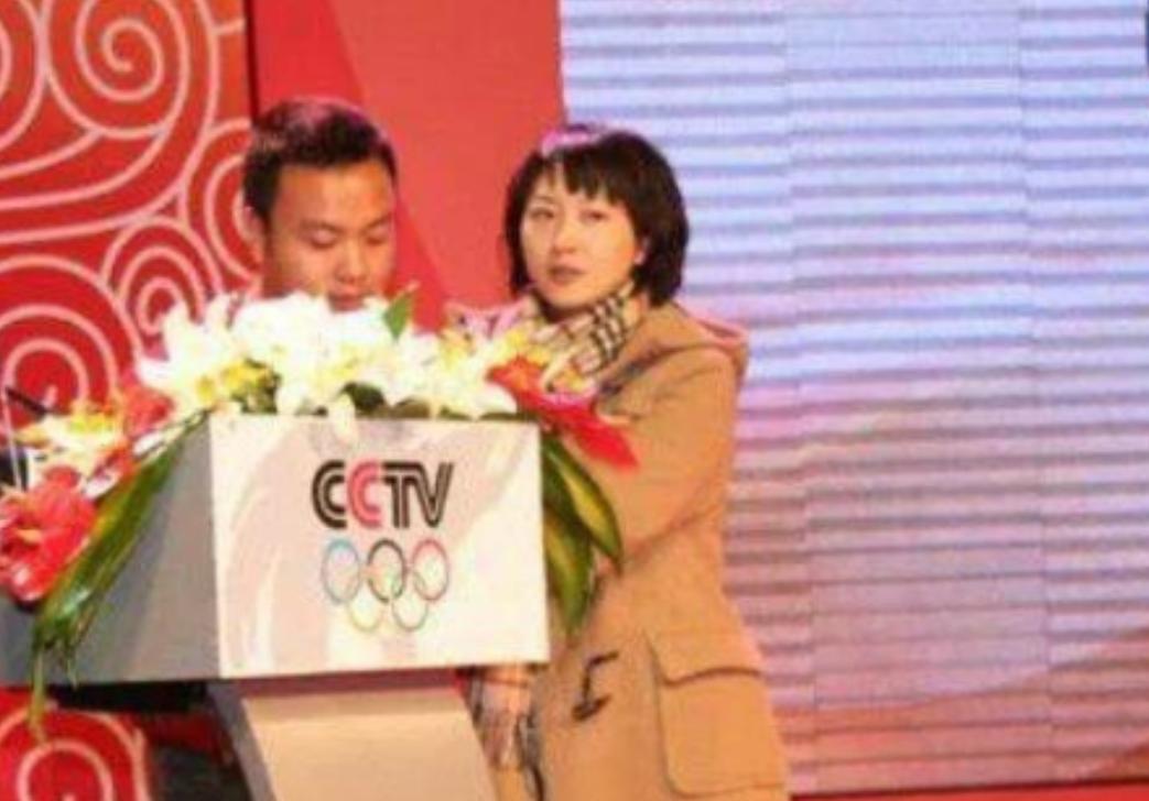 2007年，央视主持人张斌，正在直播奥运新闻发布会时，他的妻子突然冲上台，拿起话