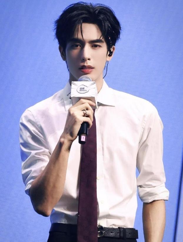 宋威龙剧外是真帅但剧里魅力减半！宋威龙今年除了正在播的《骄阳似我》之外，还播了