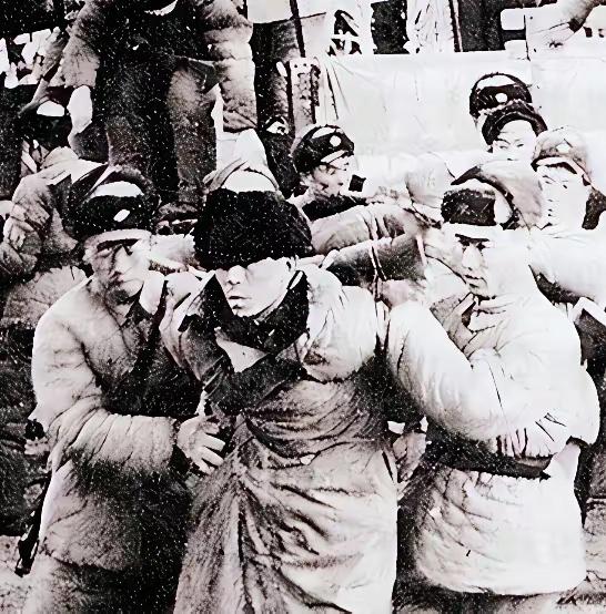 1978年，公安撬开王金英卧室青石板，底下暗室竟猫着个披头散发、穿女装的“老太婆
