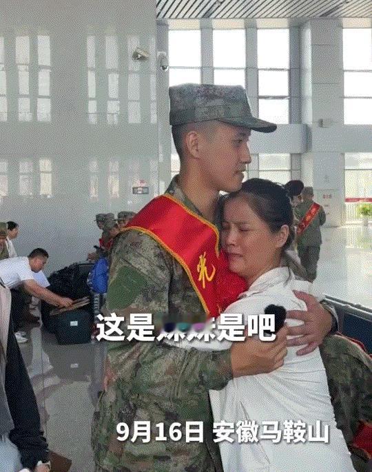 安徽马鞍山，一名妹妹和妈妈送别即将入伍的哥哥，可临别时，妈妈哭得梨花带雨，妹妹却全程面带笑容没说话，