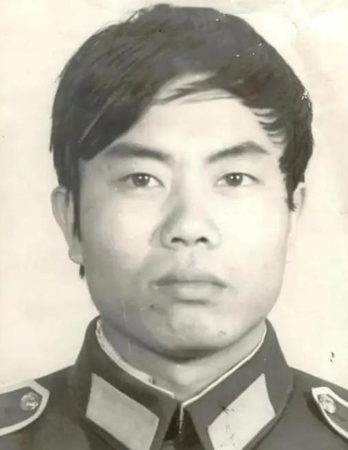 1987年，一位缉毒警察为了抓毒贩，装扮成了一个回族大老板。毒贩接头时突然掏