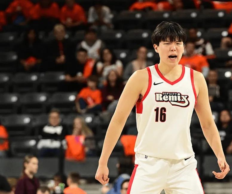 今天，他不叫杨瀚森，叫杨大魔王！就在刚刚，杨瀚森g联赛，表现极为亮眼。杨瀚