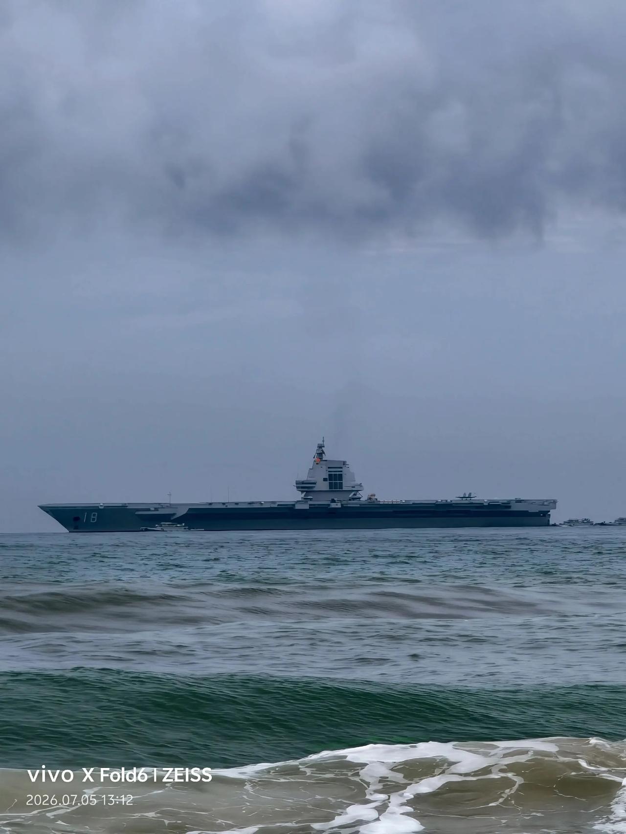 这福建舰有出海玩去了，甲板上看上去空空的，就舰尾有一架歼三五，其实十八甲板上所有
