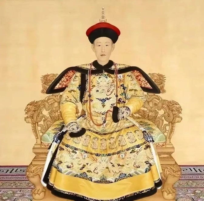在乾隆十五年春天的某个晚上，他散步时路过一间偏房，却听到屋里传来轻微私语声。他原