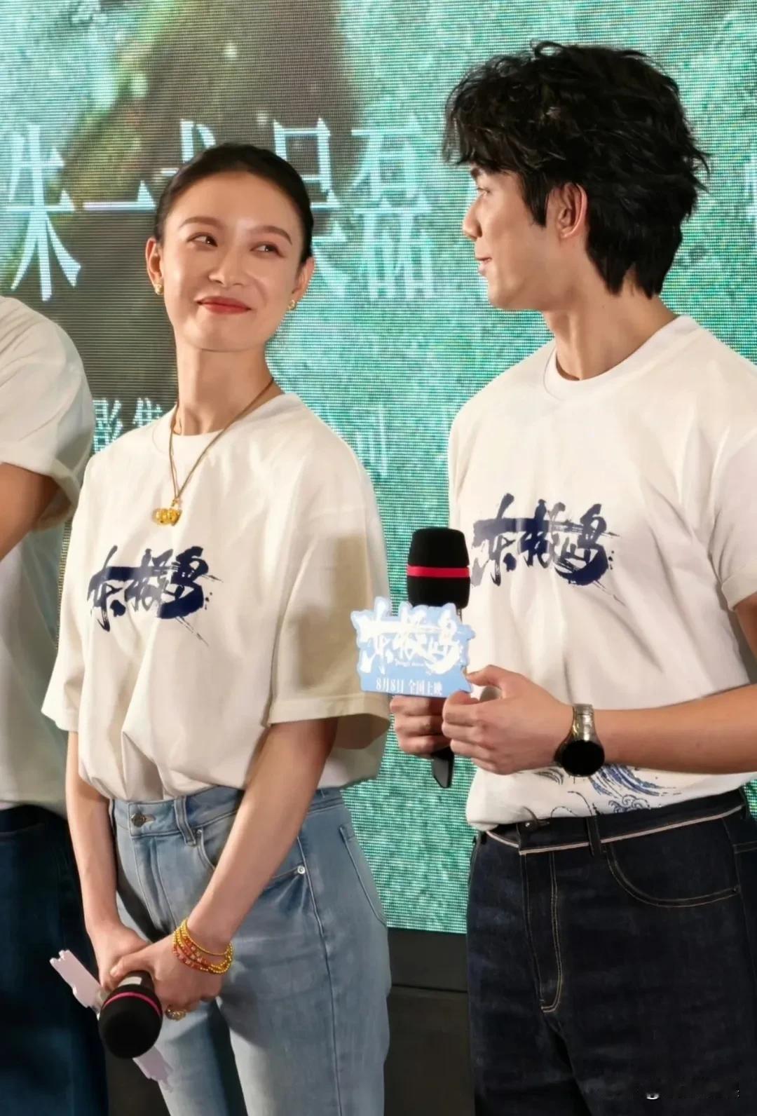 回眸一笑百媚生，倪妮这侧头对着吴磊一笑，谁顶得住？倪妮现身电影《东极岛》的宣传