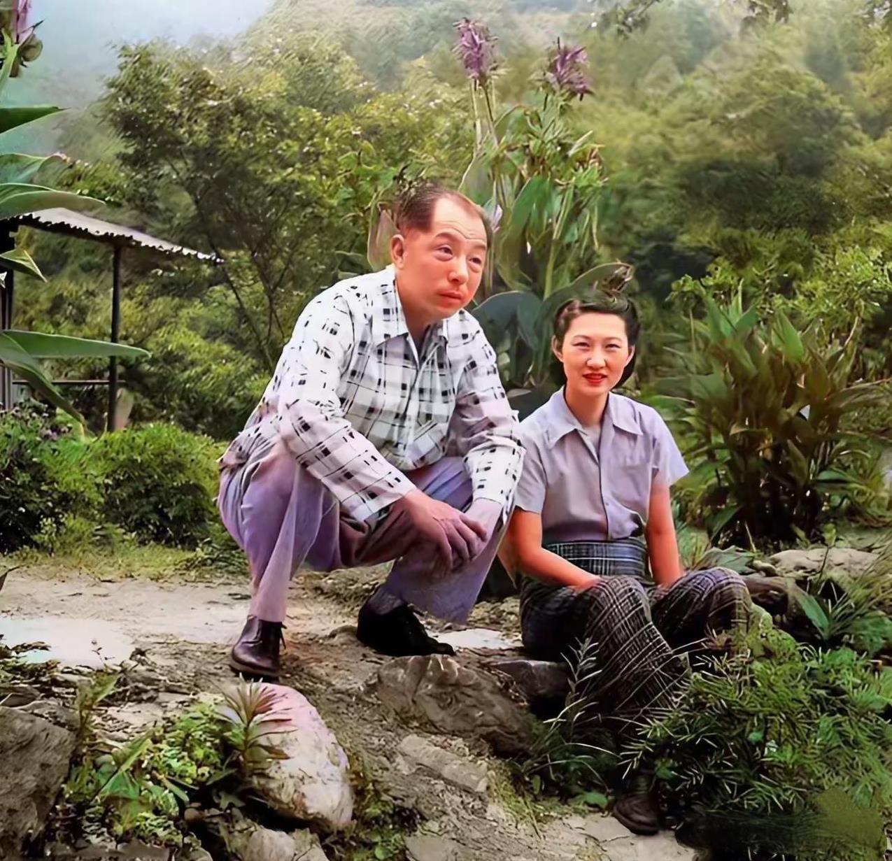 50年代，软禁在台湾新竹井上温泉的张学良和赵一荻的合影照片，这里荒无人烟，处在一
