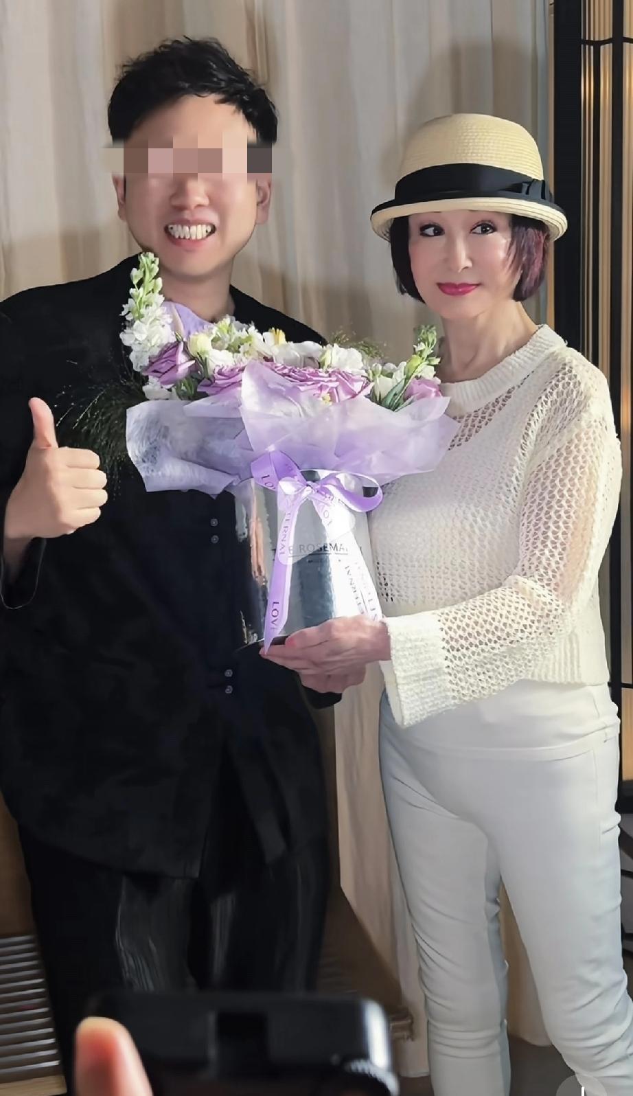 81了。还在跑活动。一身白，帽子也是白的，粉底厚到能当墙腻子，口红涂得锃