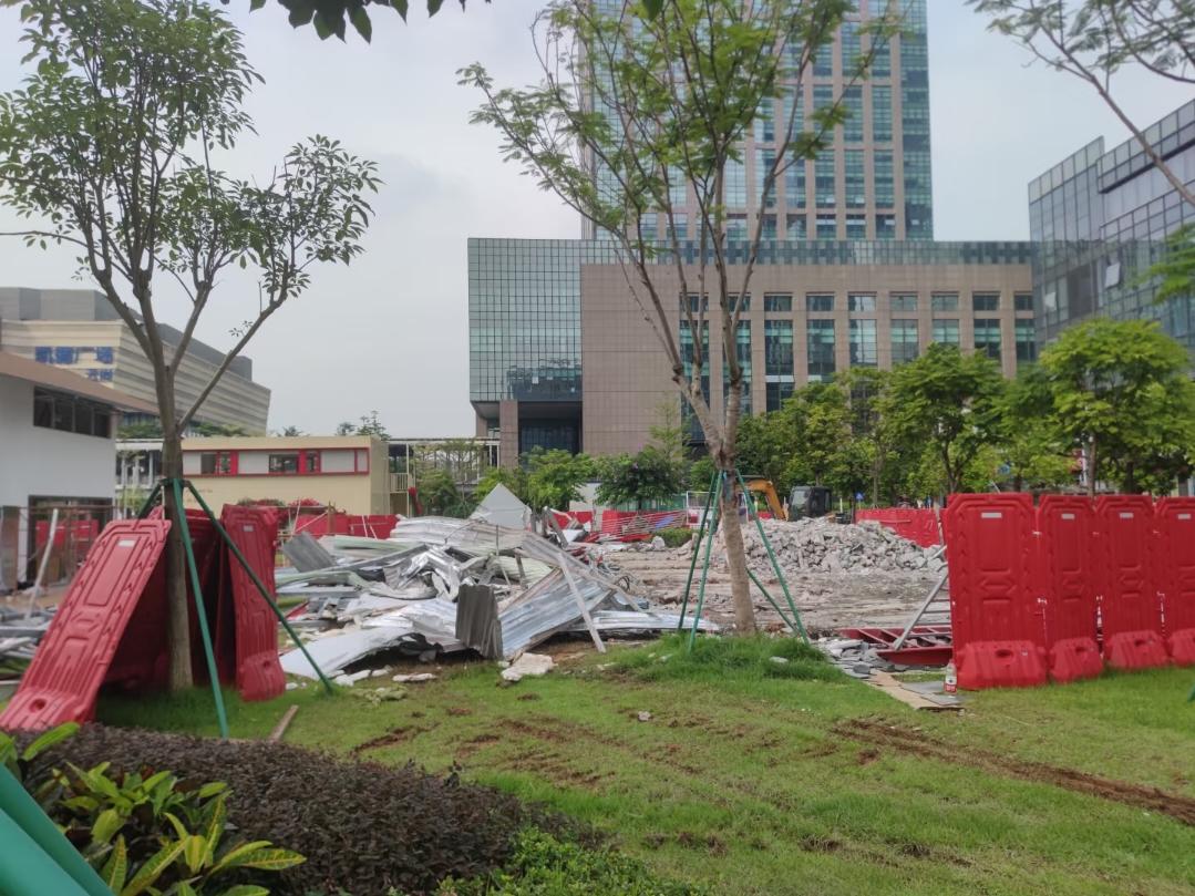 广州白云区凯德广场旁，白云艺术广场上的临时建筑，还没有建好，就被挖机拆了。这