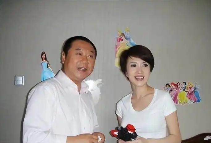 1988年，范伟在母亲的逼促下，和一名护士相亲，谁知，对方不仅不说话，连筷子都不