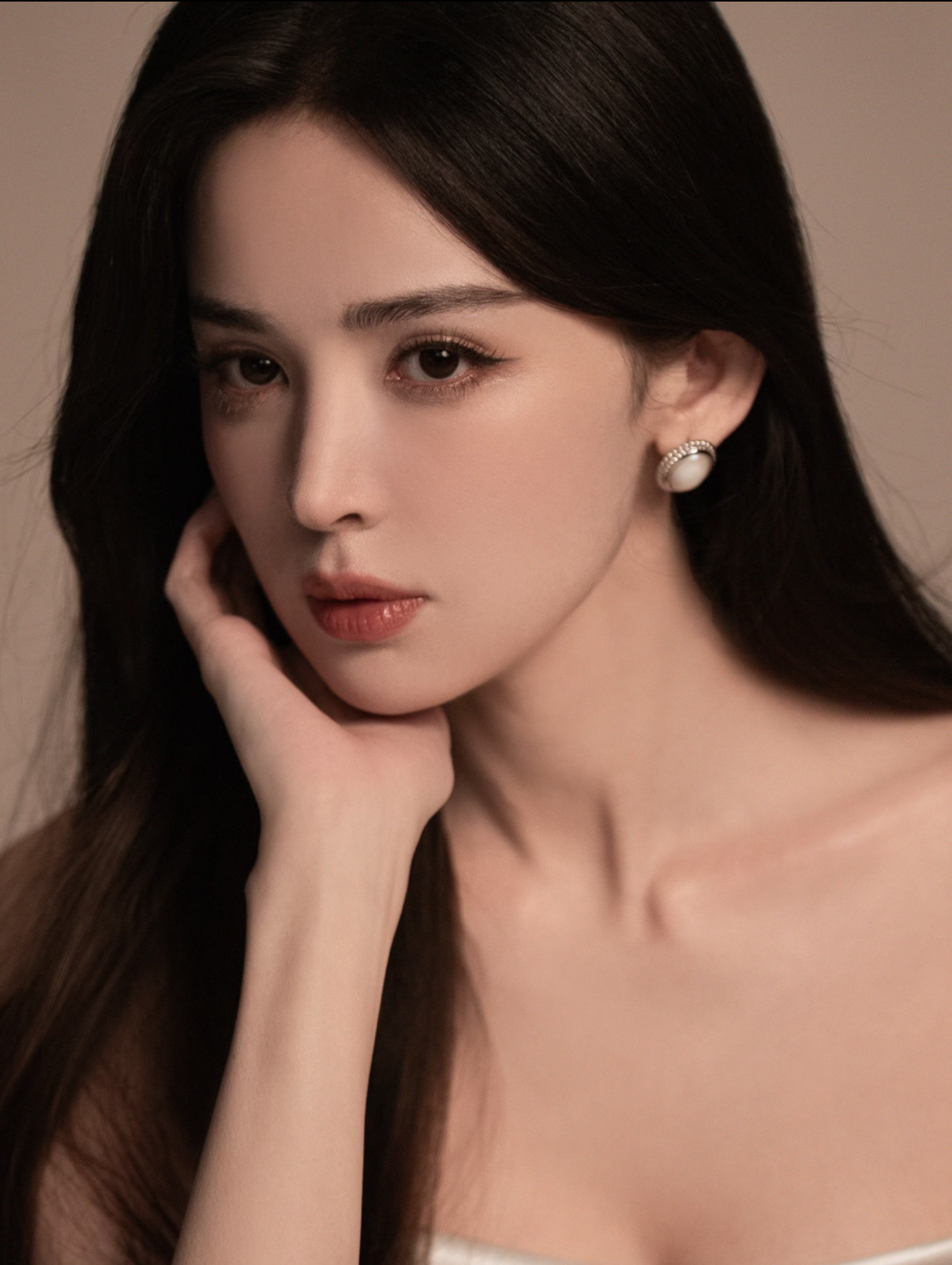 王亚飞给娜扎化的白开水妆王亚飞给娜扎化的白开水妆太美了，完全放大了娜扎的美貌，一