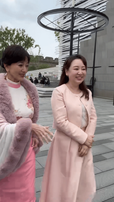 赵雅芝关凌热聊72岁的赵雅芝状态女神同框太养眼，赵雅芝状态能打，笑容温柔有感染