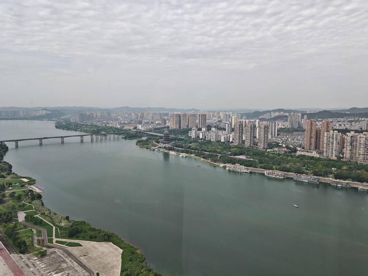嘉陵江自北向南贯穿南充全境，干流在南充境内流程约300公里，也是南充市的“母亲河