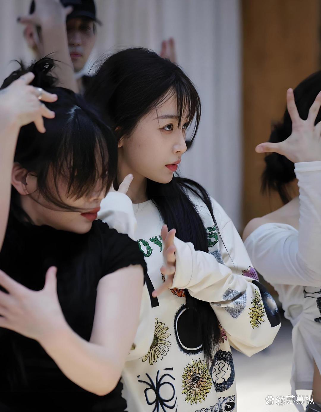 虞书欣早期生图被翻出来了，清纯到让人意外