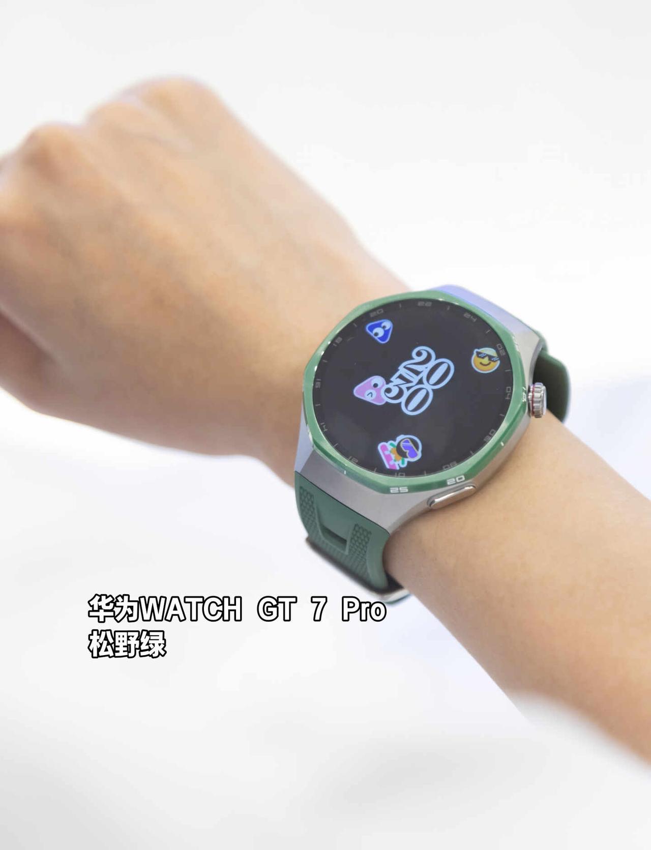 华为WATCHGT7Pro上手后GT4存在感变好低.带着GT4在店里试了