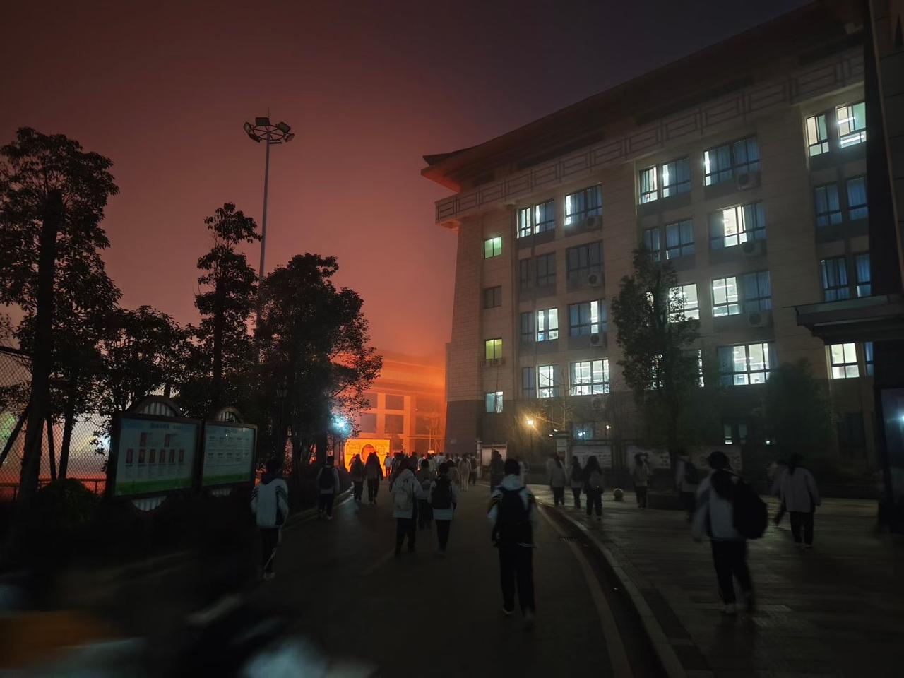 做一个有温度有担当的校长！一、让每一个管理者有事而为！成天忙碌在教学一线，管理