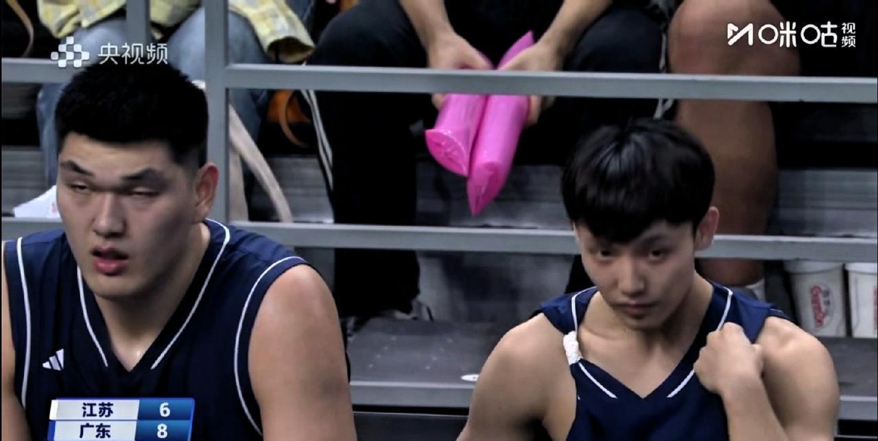 胡明轩彻底哑火+被对手隔扣，郑祺龙反击快下接球迎着胡明轩双手隔扣，广东男篮拿金牌