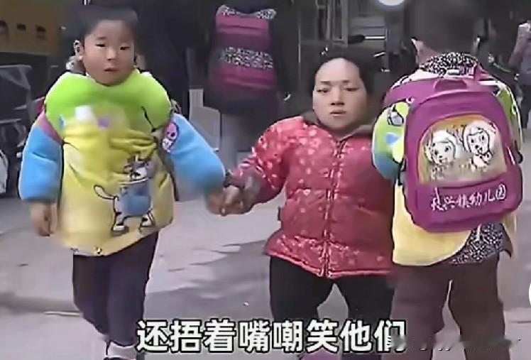 太伟大了！身高只有80厘米的小妈妈，竟然生下了三个正常的孩子！说起这个妈妈，