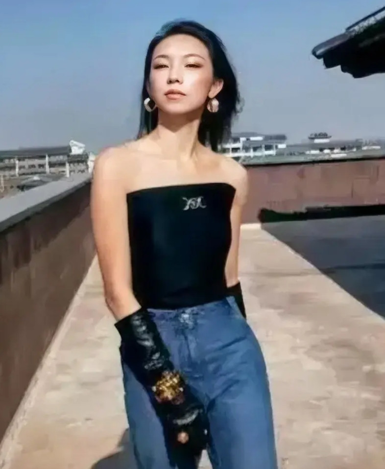 一位是从小家庭环境极其优渥，占尽资源和利益优势，高考179分读名校的委培生那尔那