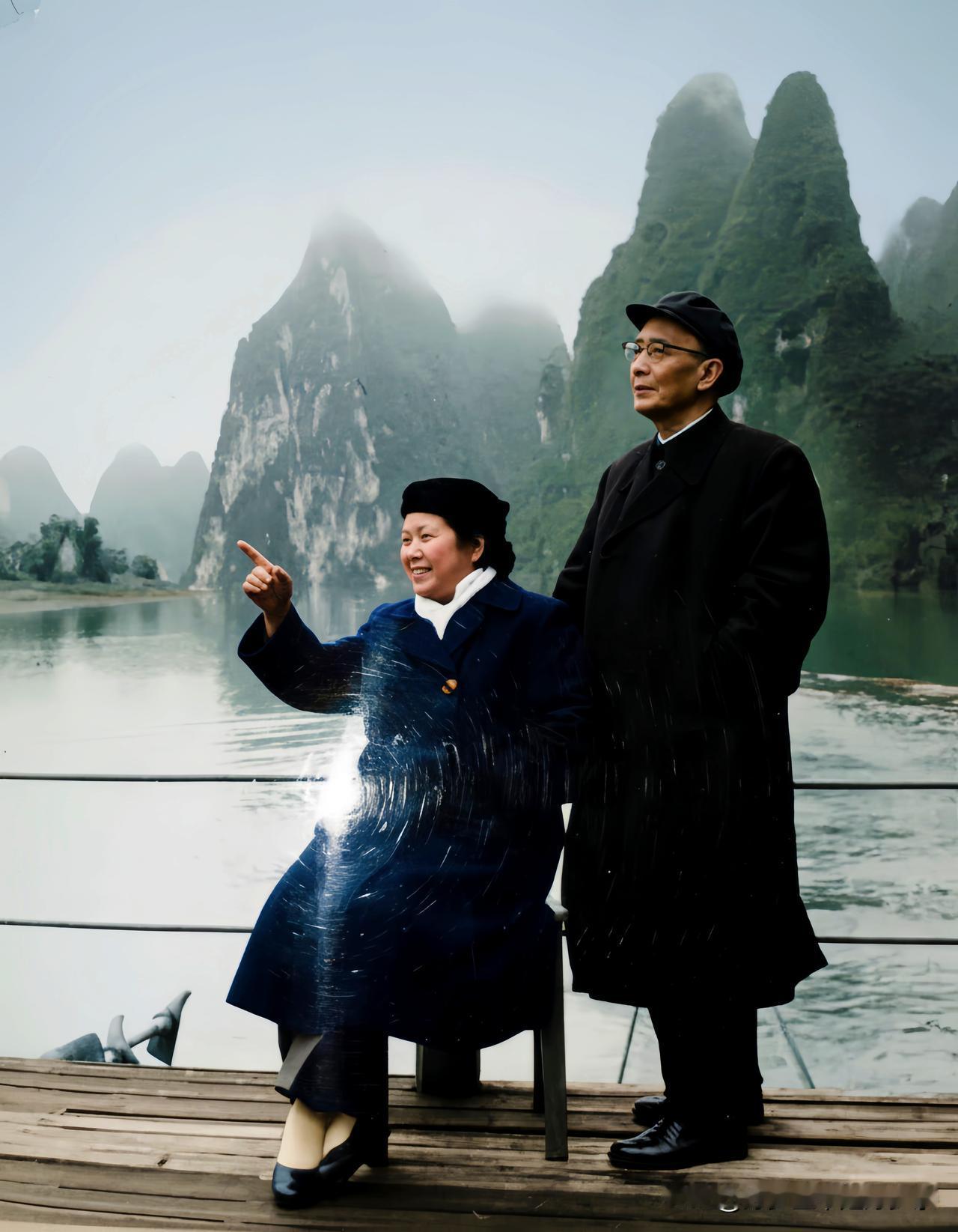 这是1963年郭沫若与他的第三任夫人于立群在广西桂林漓江游船上留下的一张老照片，