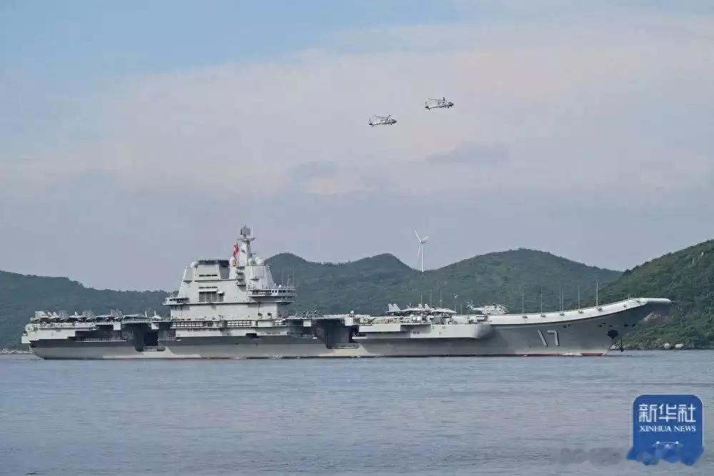 致敬中国军人中国海军山东舰航母编队抵达香港。这是山东舰行进在香港水域。​​​