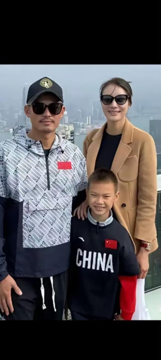 谢杏芳现在和林丹租住在带庭院的西班牙的一个别墅，没有聘请保姆，日常的生活由谢杏芳