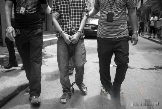 内蒙古宁城，男子一直在外打工，34岁时回到老家村里，找到小时候曾欺负过自己的小伙