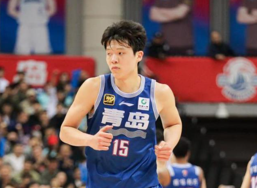 看完杨两次5v5，虽然打的确实不错但是说实在的还是不太适合湖人主要还是这个掩