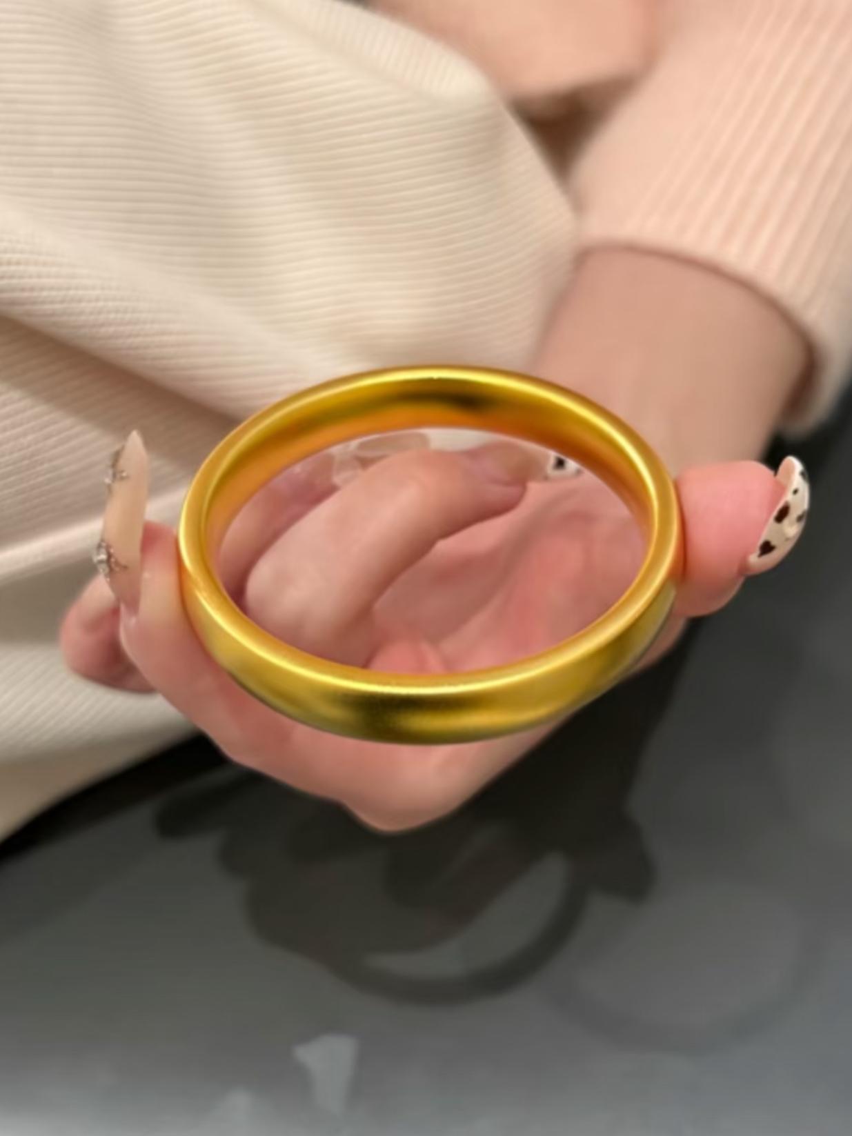 这下好了，金价彻底跌疯了！4月21日我老公入手了一只38克金镯子，55000