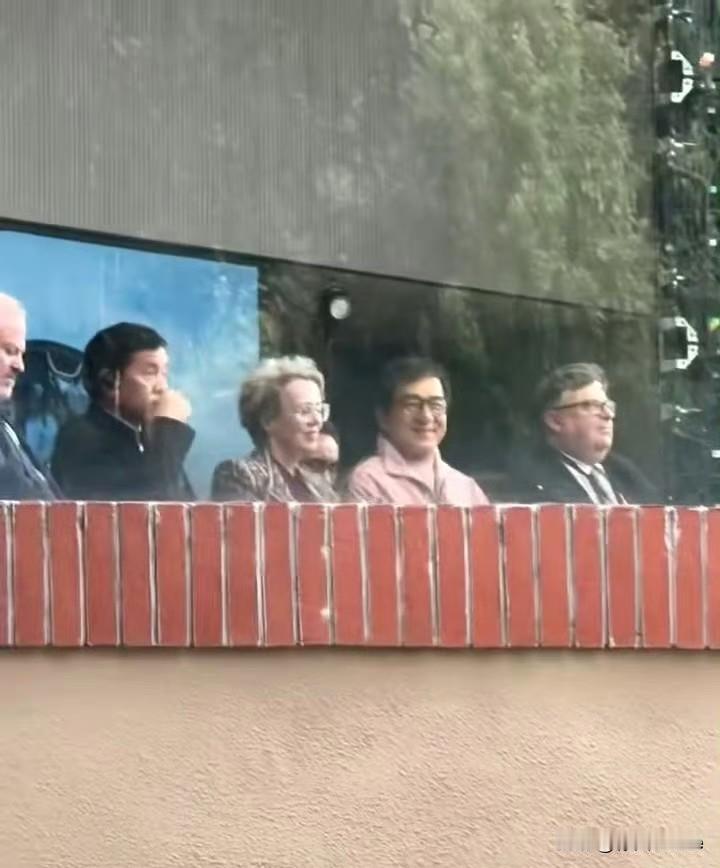 10月27日，成龙出席活动，无意间看到挂在树上的代拍，不仅笑脸盈盈，还特意拿出手