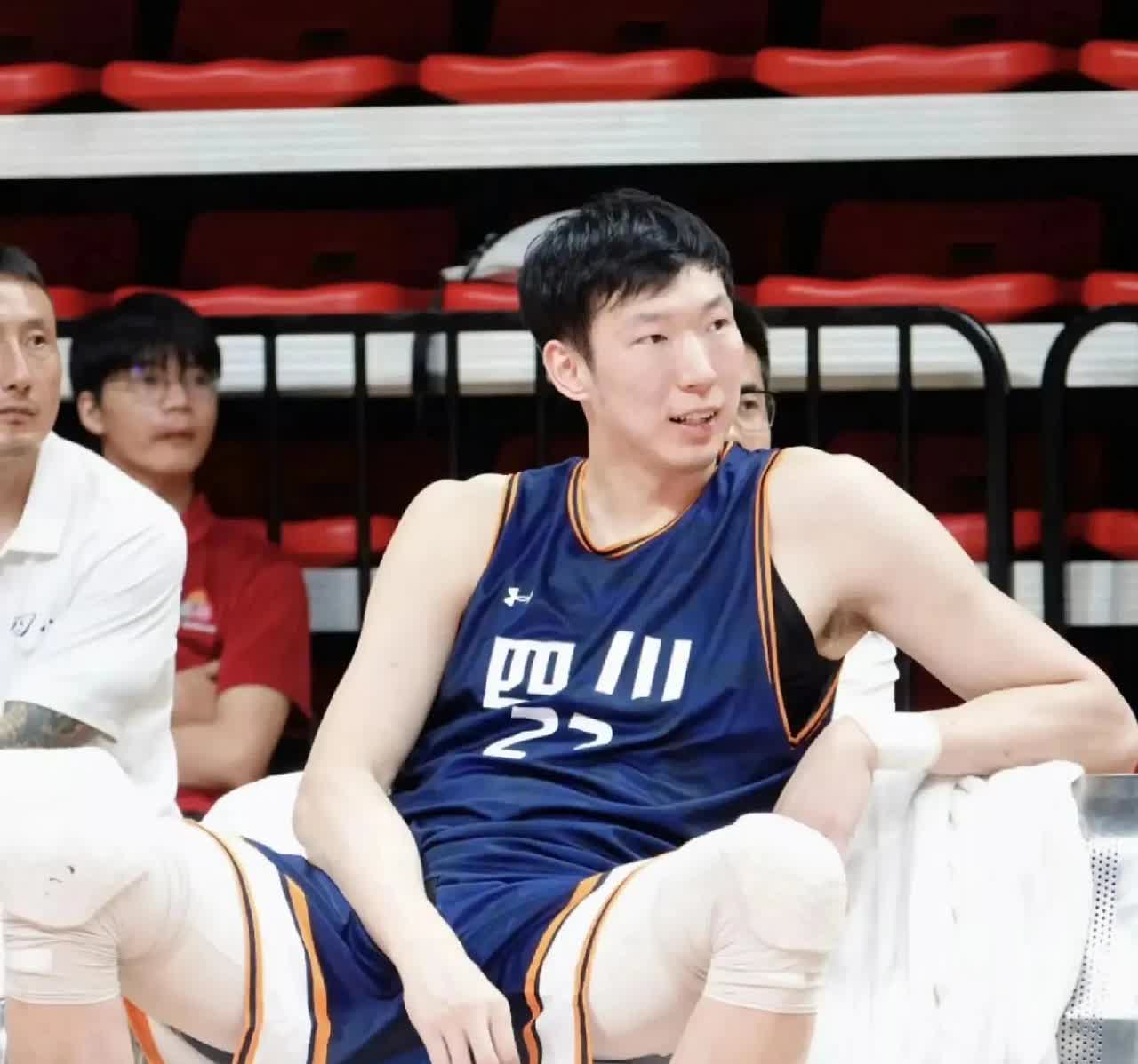 球迷:亚洲杯奖金应该分给周琦一份！中国男篮在本届亚洲杯打出令人惊叹的一幕，最
