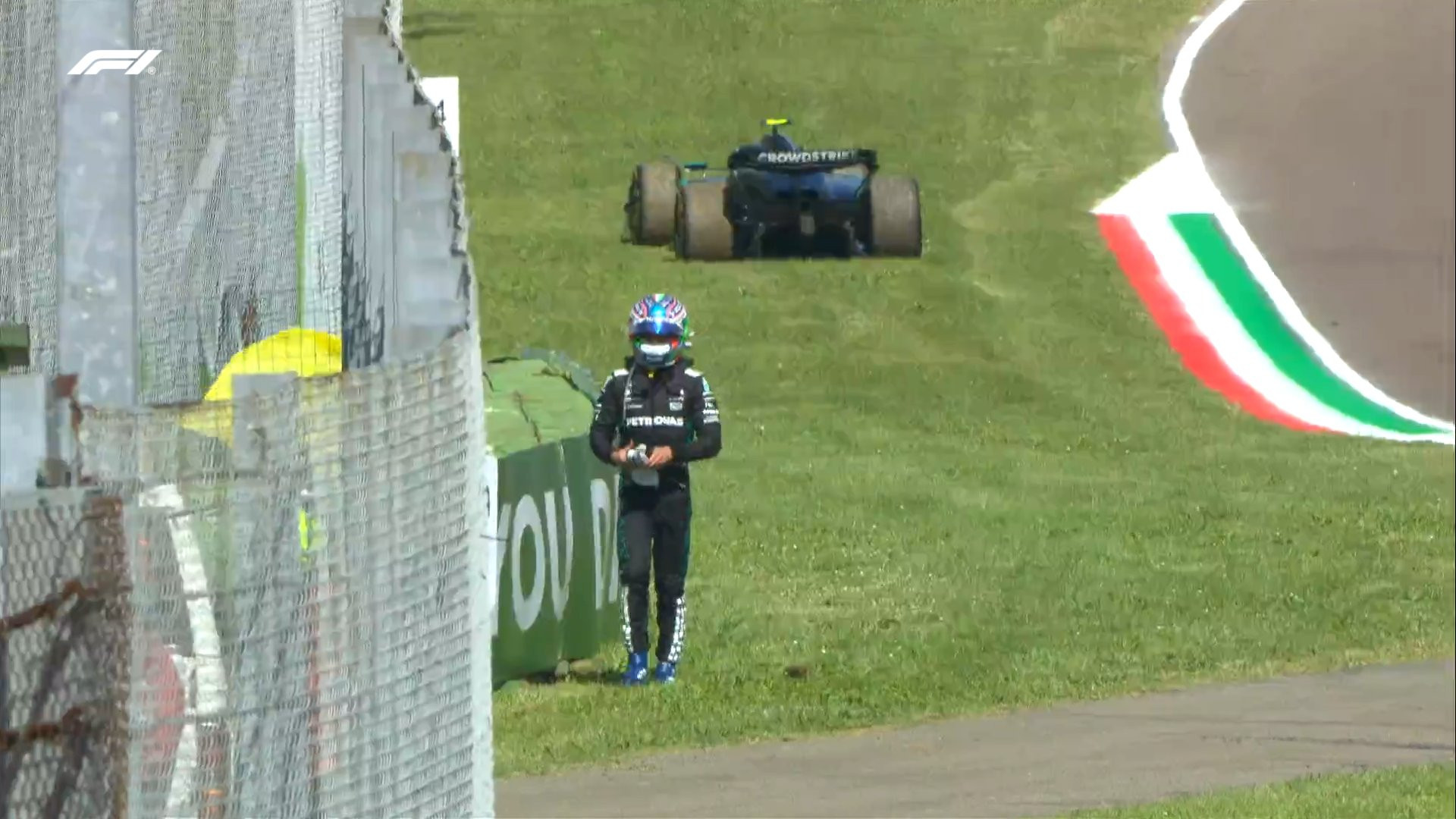 F1安东内利在昨天退赛后的采访中说：“在VSC之后跑了两三圈，我就开始遭遇油门