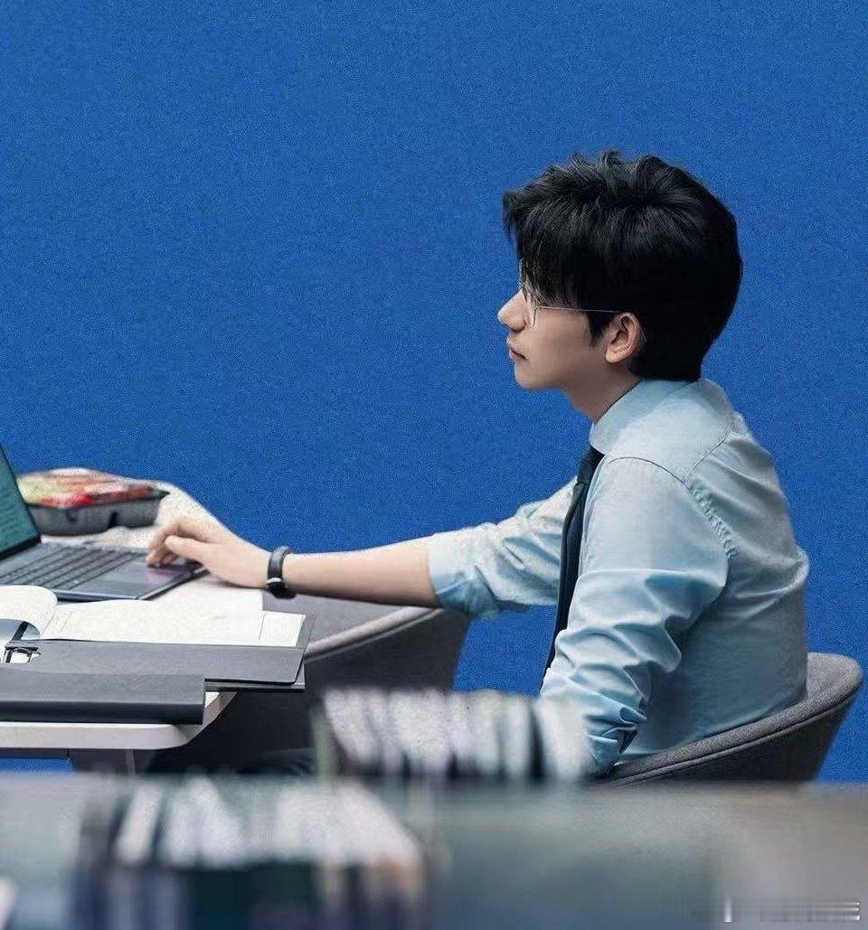 被胡先煦戴腕表迷住了少年感与熟男味的完美融合！腕表在他腕间不张扬却吸睛，搭配西