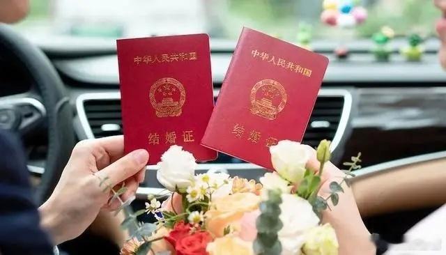 从“催婚”到“集体松手”，70后父母醒悟了？在当下社会，“不婚不育”正悄然成为