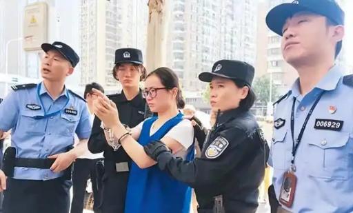 2019年，念研究生的杨春燕还在教室里听课，忽然民警找上门将她抓走，临走时，导师