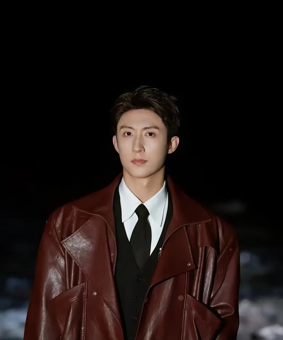 耳石症发作第3小时，他还在台上蹦迪后台vlog里，黄景瑜蹲在角落干呕，工作人员递