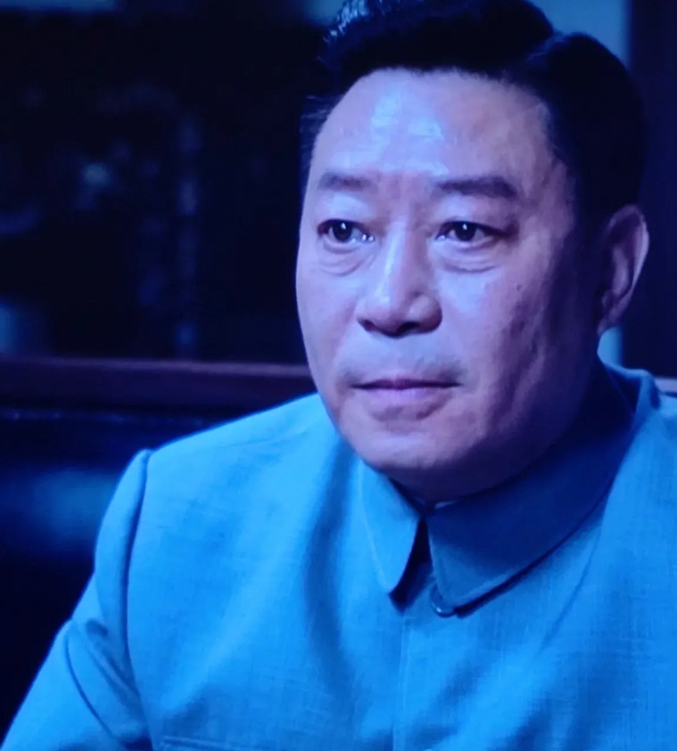 看《沉默的荣耀》里的那些反派，建丰是个熟面孔，由演员赵凱饰演。对照蒋经国的照片，