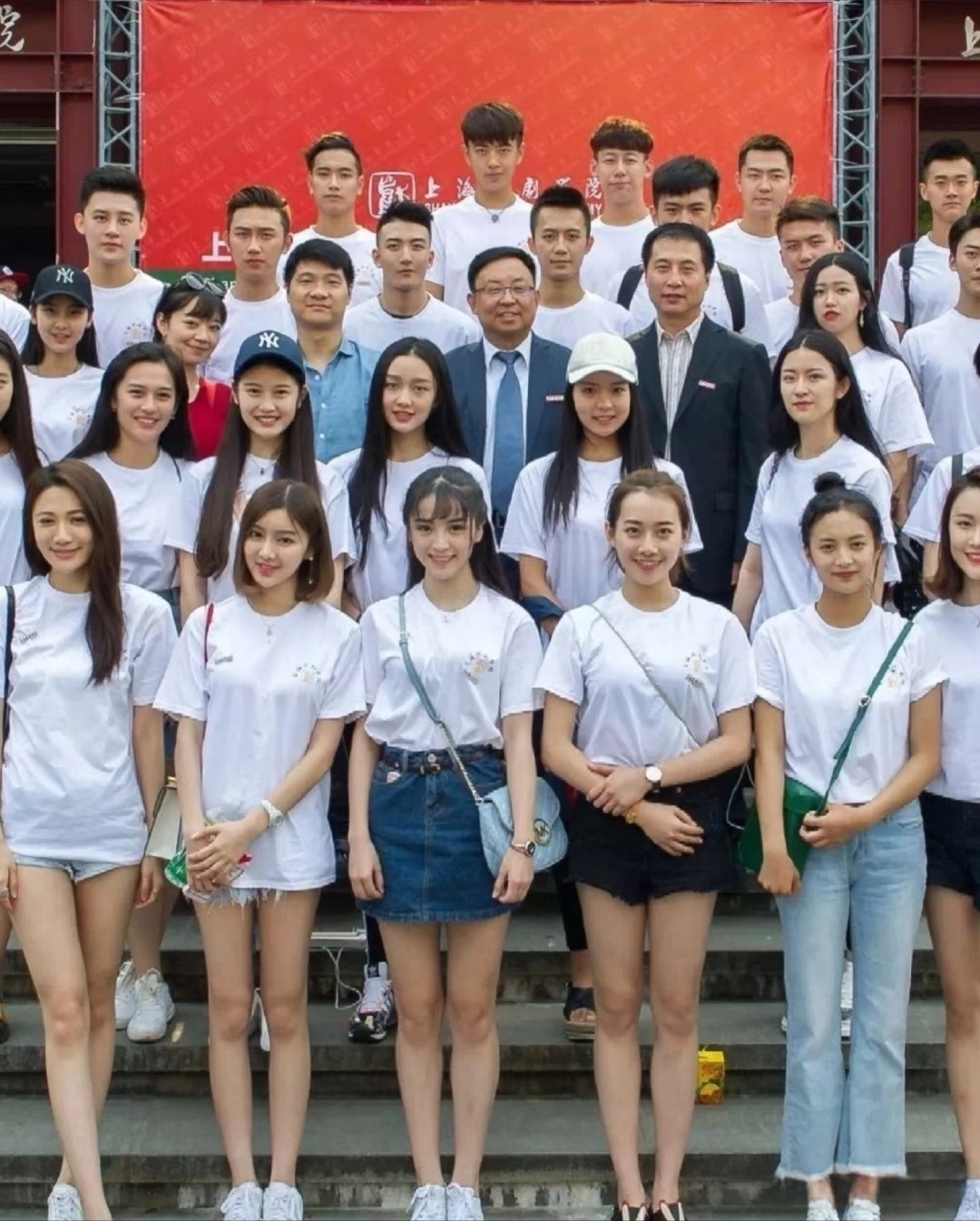 大学时期的田曦薇，找半天才看到她在哪，有刘海和没刘海简直两模两样