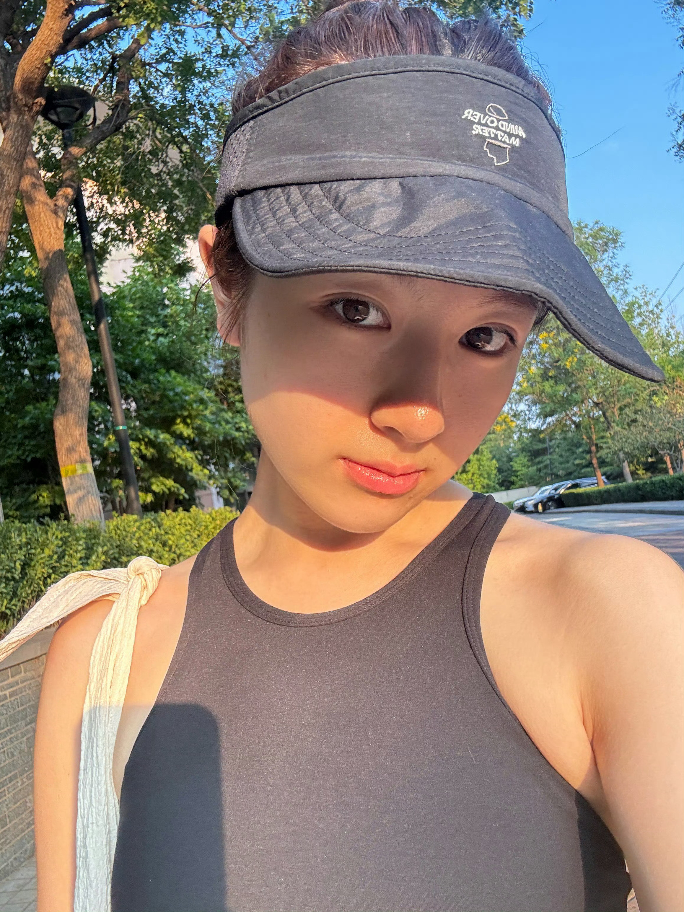 现在越来越能get到李兰迪这种明媚阳光生命力极强的美了，溢出屏幕的好状态太让人羡