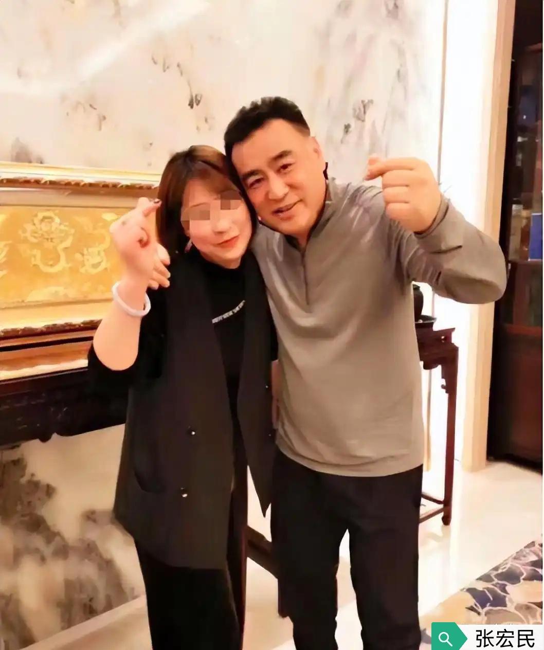 女的打了马赛克，男的是《新闻联播》张宏民。那时，这是张宏民和谁在一起那么亲昵快乐