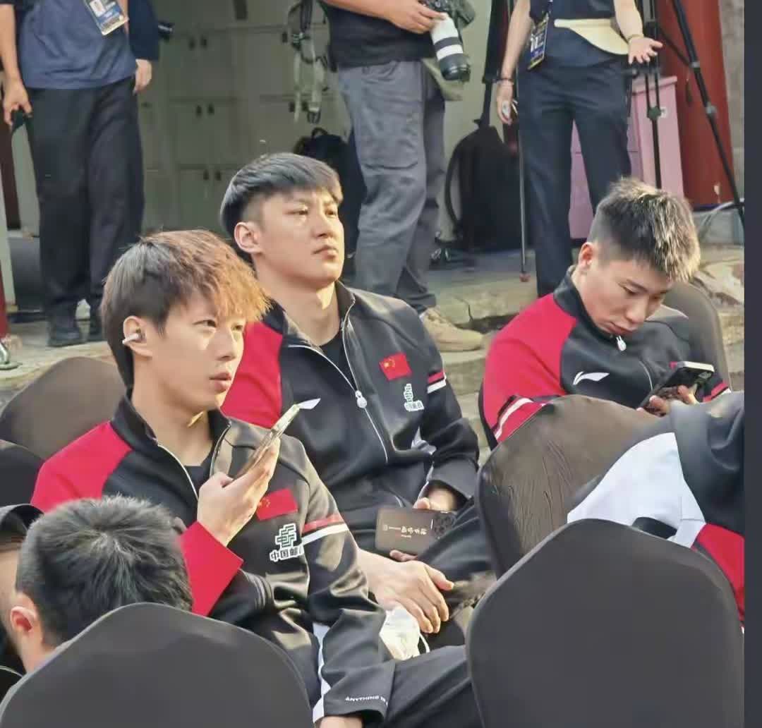 哈哈，看高远和薛飞的表情，就知道没抽到什么好签！果然，薛飞上来就要打松岛