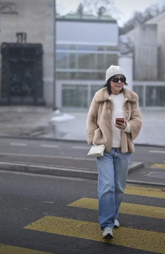 看了刘嘉玲的这身穿搭后，我决定以后再也不穿有拉链的牛仔裤了……在瑞士的街头