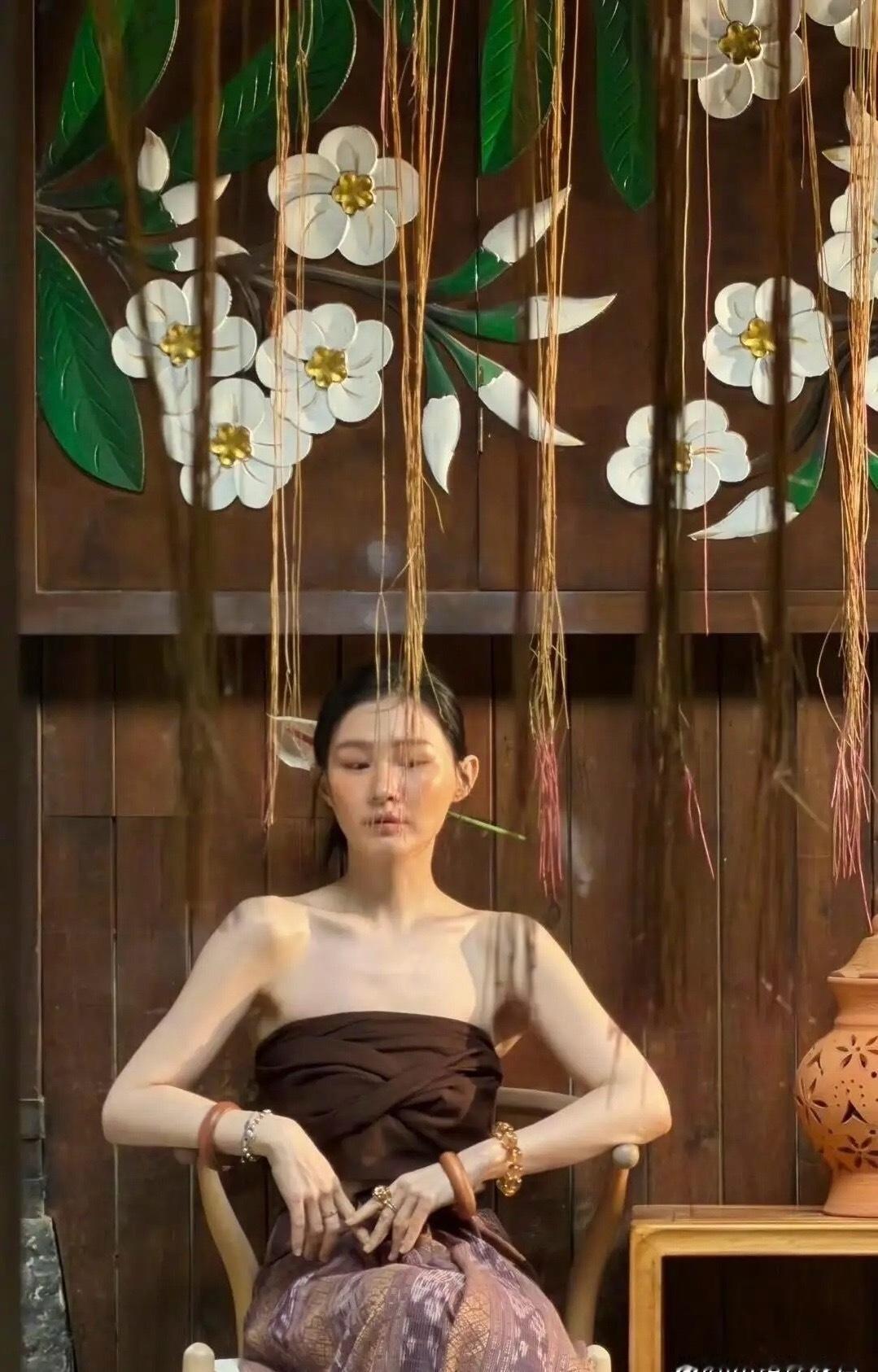 感觉她现在有点瘦脱相了，还是原来圆嘟嘟的脸蛋好看一些，因为她本来就不是靠颜值出圈