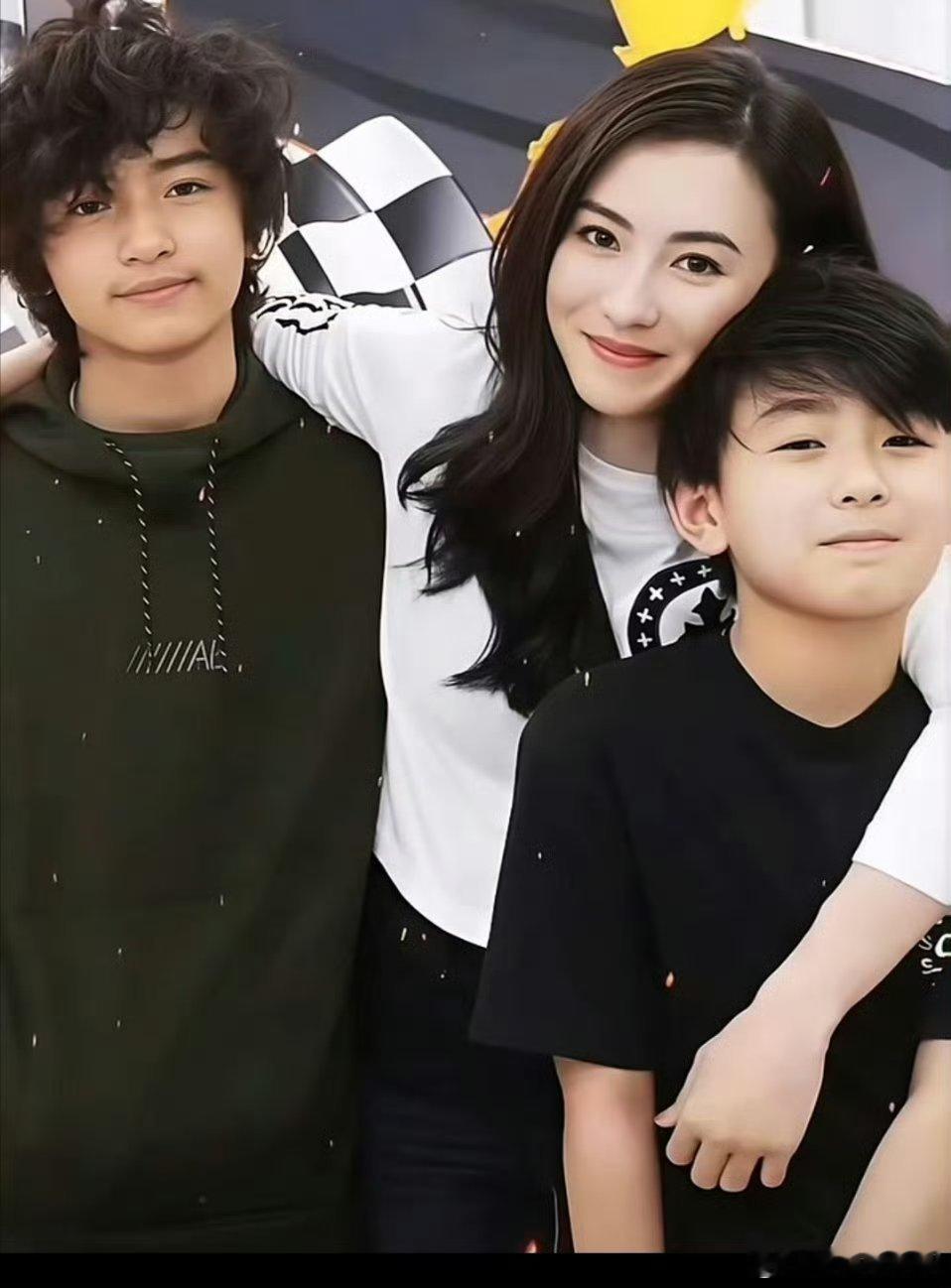 张柏芝儿子身高张柏芝大儿子Lucas谢振轩，18岁站在妈妈旁边高出大半个头，身形